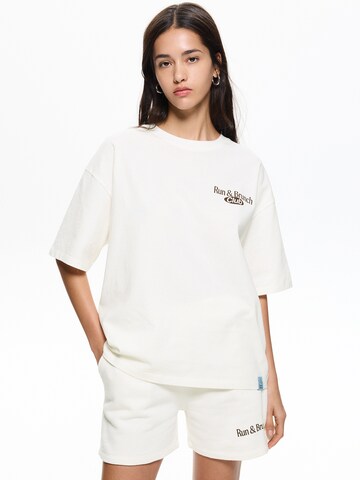 Tricou de la Pull&Bear pe alb: față