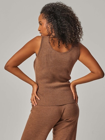 YOU LOOK PERFECT Sticktop 'TOP BLOSSOM - Geripptes Merino Top mit Rundhals' in Braun