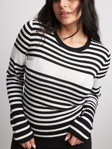 NA-KD Sweatshirt in Black: front