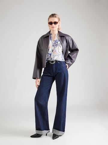 Emily Van Den Bergh - Blusa em azul