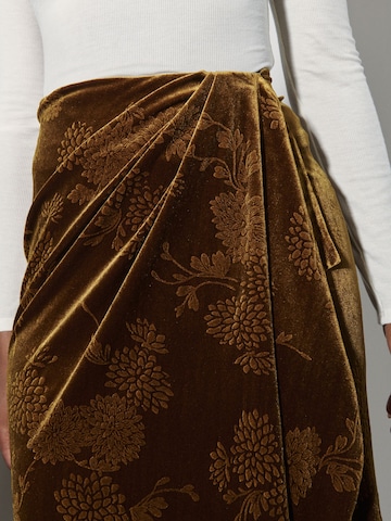 Next Пола в жълто