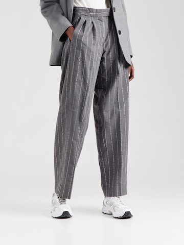 Largi Pantaloni cutați 'QUINN' de la SCOTCH & SODA pe gri: față