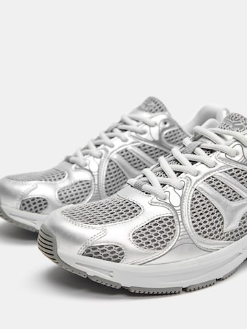 Pull&Bear Trampki niskie w kolorze srebrny