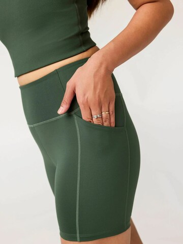 Girlfriend Collective Regular Housut ' Pocket ' värissä vihreä