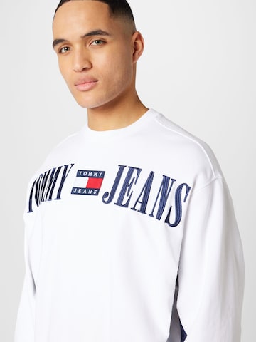 Tommy Jeans كنزة رياضية بلون أبيض