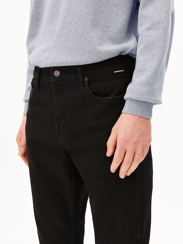 ARMEDANGELS Дънки Tapered Leg Дънки 'Aarjo Tarpa' в черно: отпред