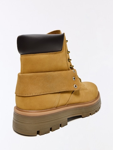 Boots stringati di Bershka in beige