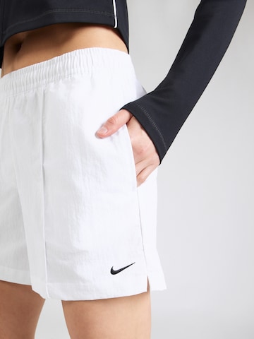 Nike Sportswear - regular Pantalón 'ESSNTL' en blanco