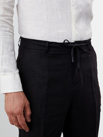 Slimfit Pantaloni con piega frontale di Antioch in nero