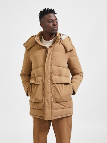 SELECTED HOMME Winterparka 'Bow' in Bruin: voorkant