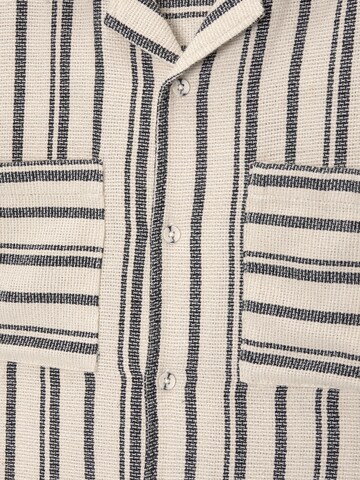 Pull&Bear Comfort Fit Skjorta i vit