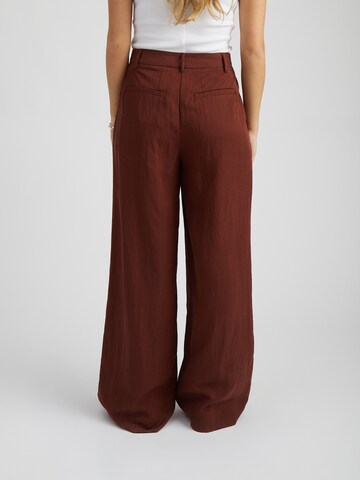Peppercorn - Pierna ancha Pantalón 'Rebecca' en rojo