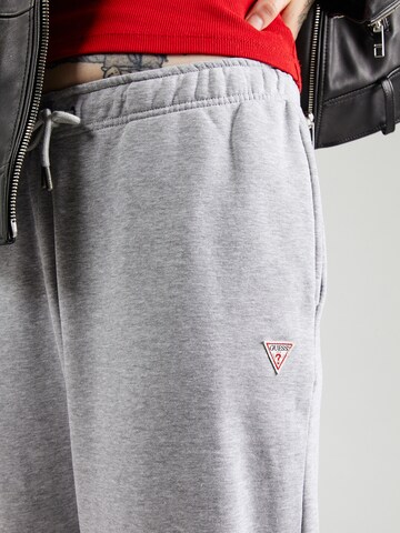 GUESS JEANS Ozke Hlače | siva barva