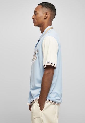 Coupe regular Chemise 'Varsity Block Baseball' Karl Kani en bleu