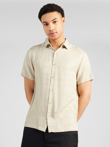 Coupe regular Chemise TOPMAN en beige : devant