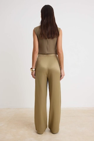 Wide leg Pantaloni cutați de la Trendyol pe verde