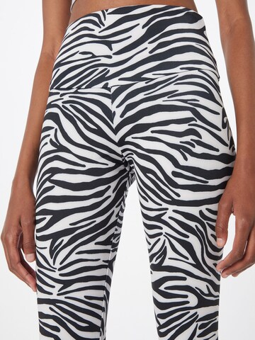 Skinny Pantaloni sport de la Onzie pe alb