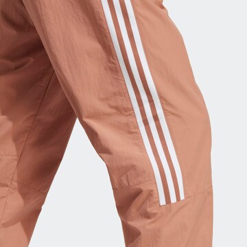 ruda ADIDAS ORIGINALS Siaurėjantis Kelnės 'Adicolor Classics Lock-Up Trefoil'