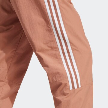 ADIDAS ORIGINALS Zwężany krój Spodnie 'Adicolor Classics Lock-Up Trefoil' w kolorze różowy