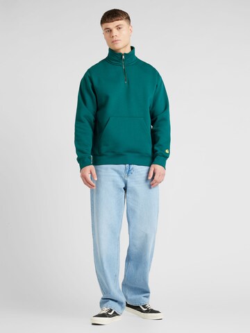 Carhartt WIP Sweatshirt 'Chase' in Groen