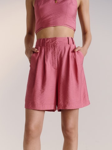 Guido Maria Kretschmer Women Loosefit Shorts 'Farine' in Pink: predná strana