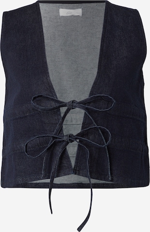 Top de la Sarah Engels x About You pe albastru: față