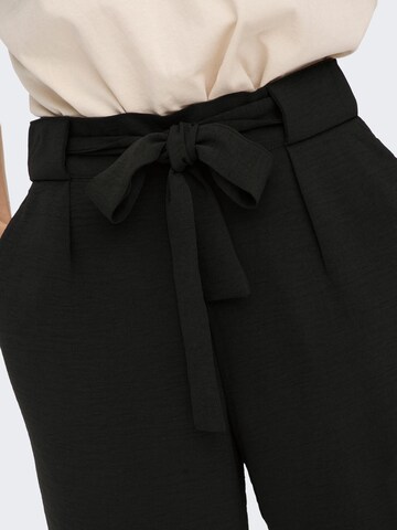 ONLY Normální Kalhoty se sklady v pase 'Mette' – černá