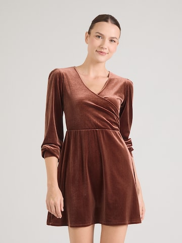 ABOUT YOU Šaty 'Silvia' – hnědá: přední strana