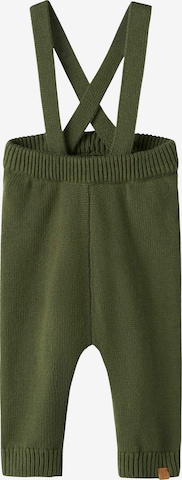 Lil'Atelier Regular Latzhose 'MOLO' in Grün: Vorderseite