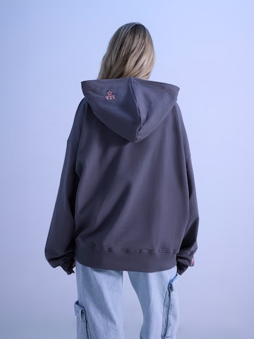 ABOUT YOU x irinassw - Sudadera 'Isa' en gris