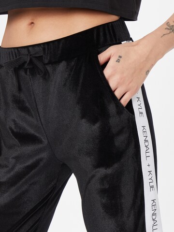 KENDALL + KYLIE Tapered Hose in Schwarz