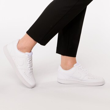 Baskets basses 'Court Vision Next Nature' Nike Sportswear en blanc : devant