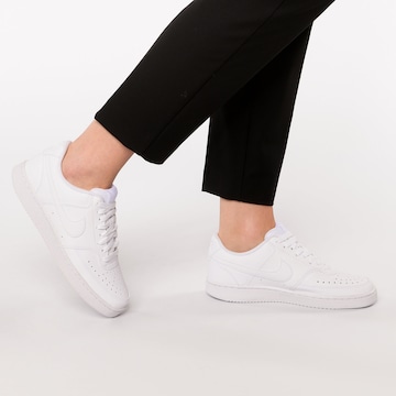 Nike Sportswear Matalavartiset tennarit 'Court Vision Next Nature' värissä valkoinen: edessä