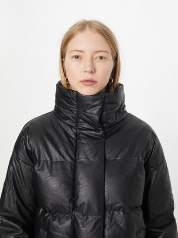 SISTERS POINT Between-season jacket 'DYVA' in Black