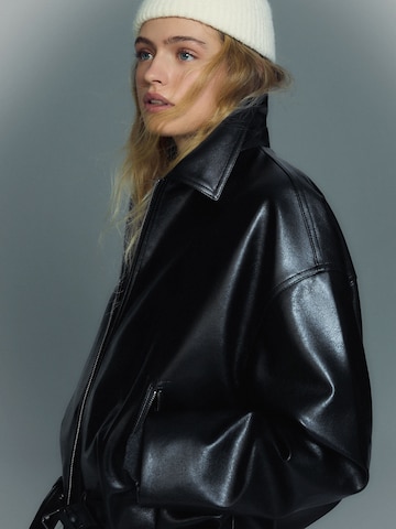 Bershka Välikausitakki värissä musta