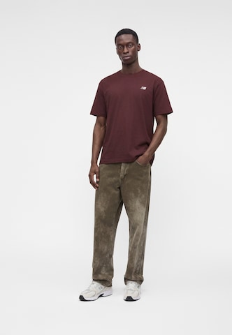 new balance - Camiseta 'Essentials' en marrón
