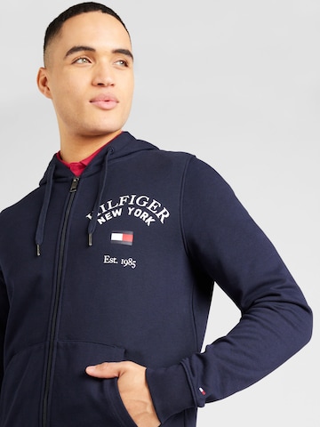 TOMMY HILFIGER - Sudadera con cremallera 'Varsity Arched' en azul