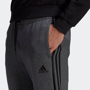 Tapered Pantaloni sportivi 'Essentials' di ADIDAS SPORTSWEAR in grigio