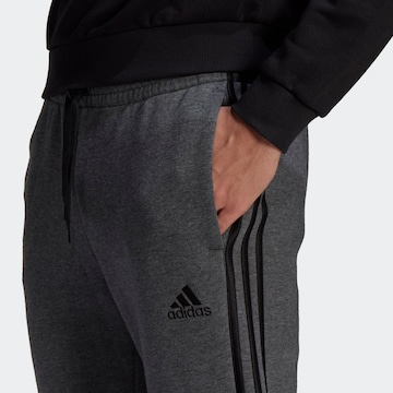 ADIDAS SPORTSWEAR Tapered Sporthose 'Essentials' in Grau