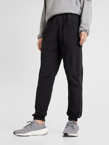 ADIDAS ORIGINALS Tapered Housut värissä musta: edessä