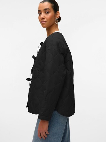 VERO MODA Демисезонная куртка в Черный