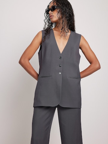NA-KD Vest in Grey: front