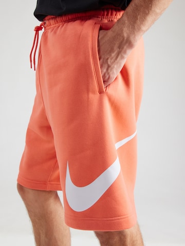 Nike SportswearLoosefit Hlače 'CLUB' - crvena boja