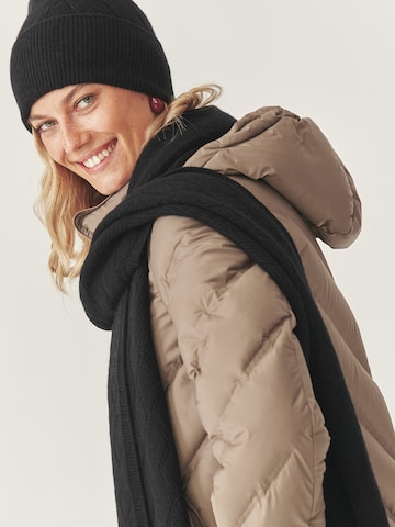 Fular 'Magenar' de la TATUUM pe negru