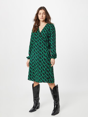 Peppercorn Φόρεμα σε πράσινο: μπροστά