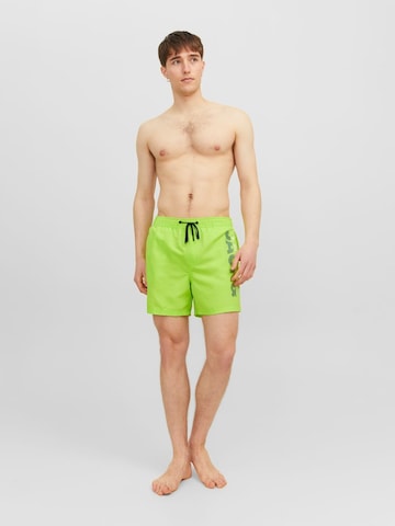 Șorturi de baie 'Fiji' de la JACK & JONES pe verde