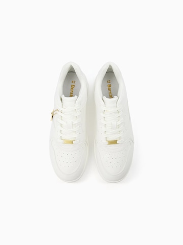 Baskets basses Bershka en blanc