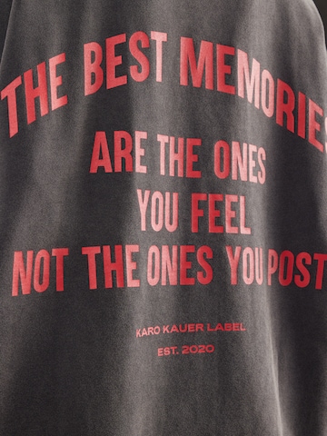 Tricou 'Memories' de la Karo Kauer pe negru