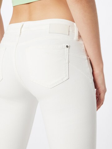 Coupe slim Jean 'Alma' Mavi en blanc