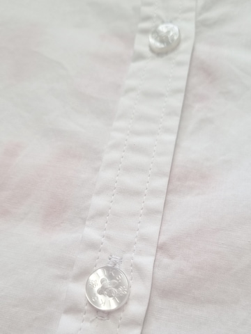 LIKS. Munich Blouse 'Bluse mit Knopfleiste und Schriftzug im RT' in Wit